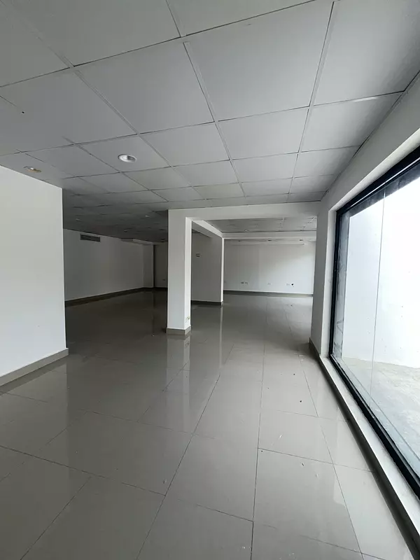 oficinas y locales comerciales - Local en alquiler con Drive thru en avenida principal 5