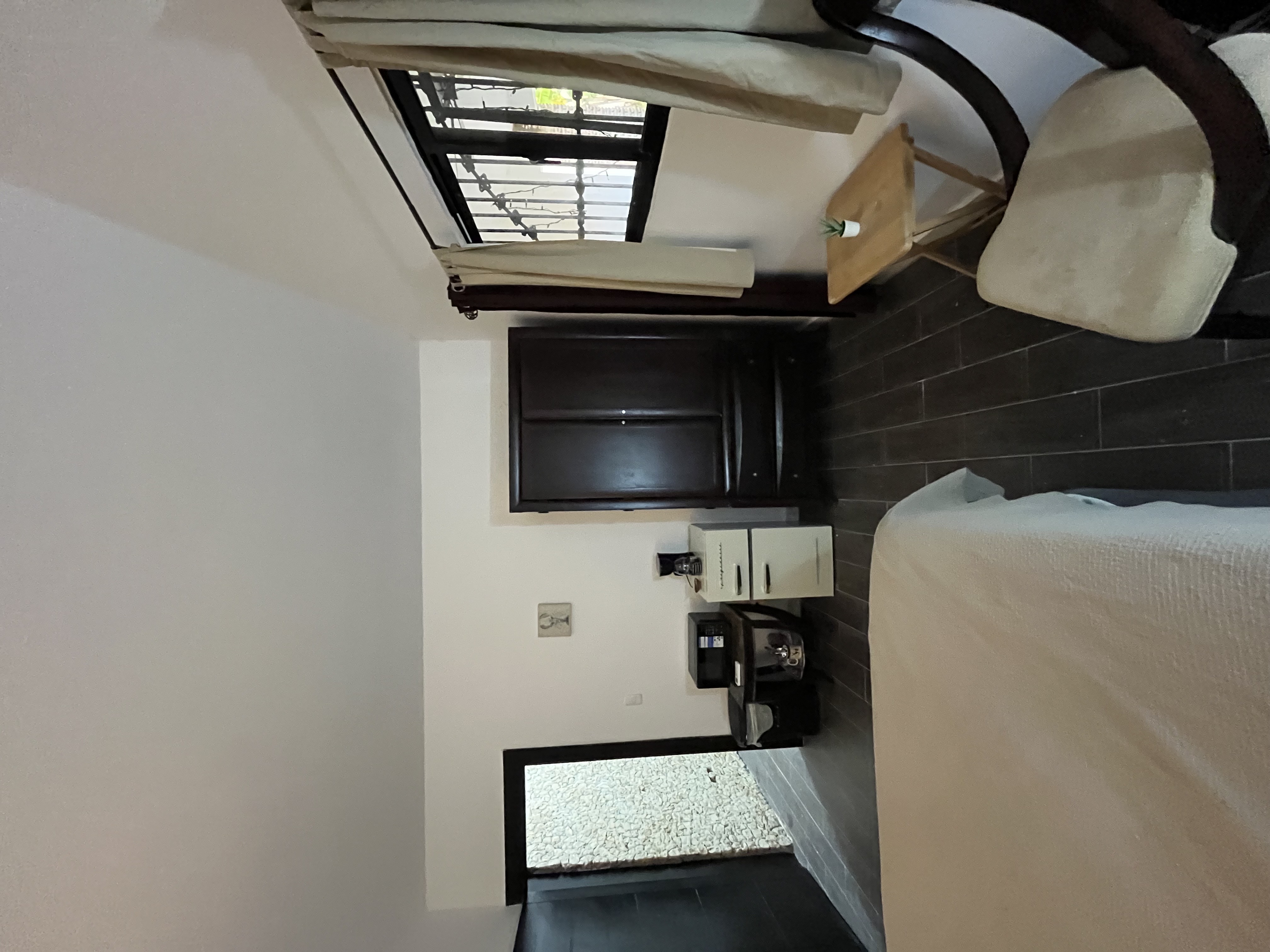 habitaciones y viviendas compartidas - habitación con aire, area de trabajo, cocinita, baño, parqueo, patio 3