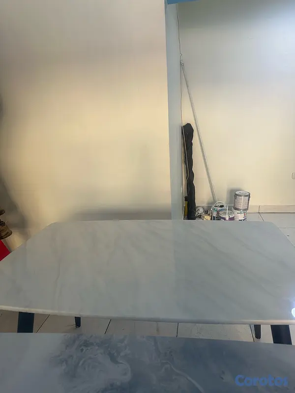decoración y accesorios - Mesa moderna blanca tipo mármol con patas negras 4