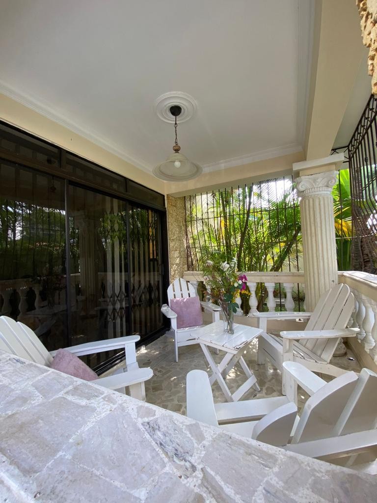casas - Residencia de 2 Niveles en Los Laureles  2