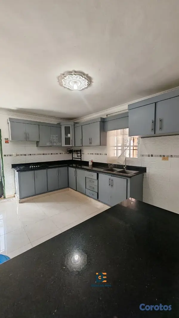 casas - Se vende amplia casa DE ESQUINA en la Entrada del  5
