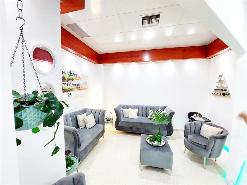 oficinas y locales comerciales - Amplio local en el renacimiento  7