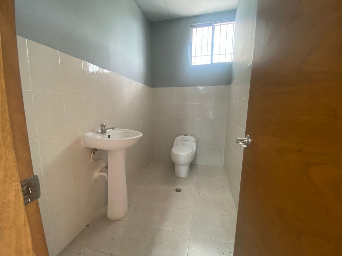 oficinas y locales comerciales - 🔵Alquilo Local 350 mts 3er piso en Gazcue  para oficina o negocio 
 4