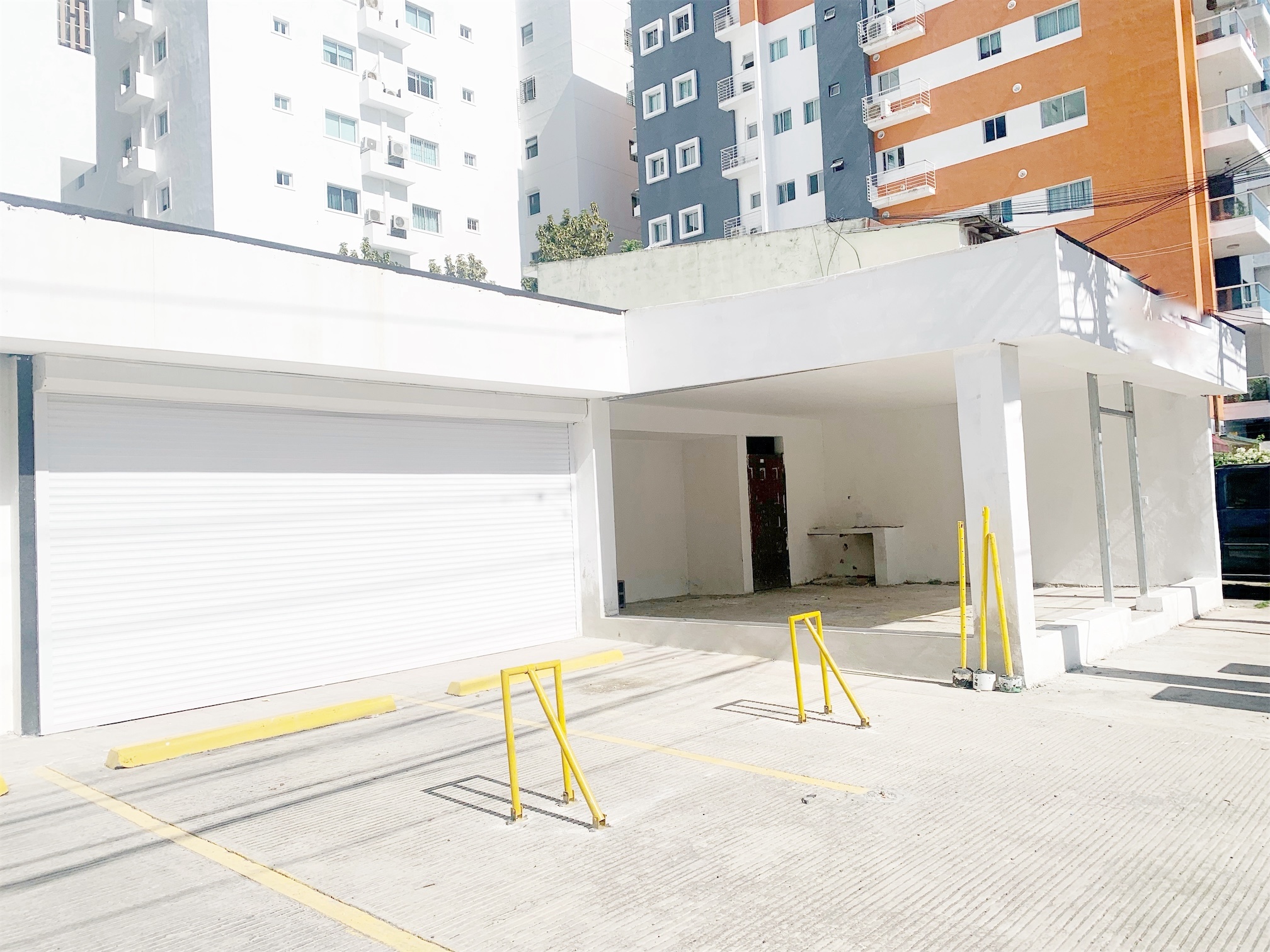 oficinas y locales comerciales - Local en Naco con terraza  1