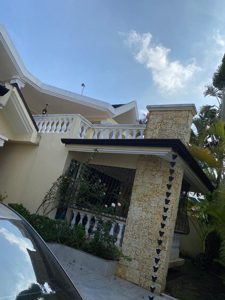 casas - Residencia de 2 Niveles en Los Laureles  3