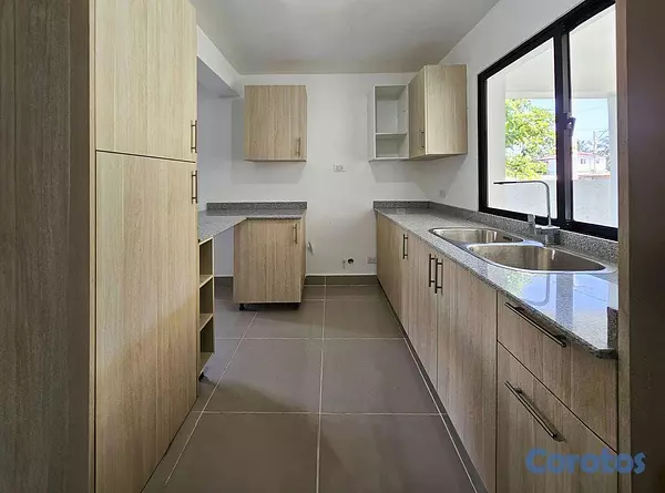 casas - Moderna Propiedad de 2 Niveles con Piscina 2
