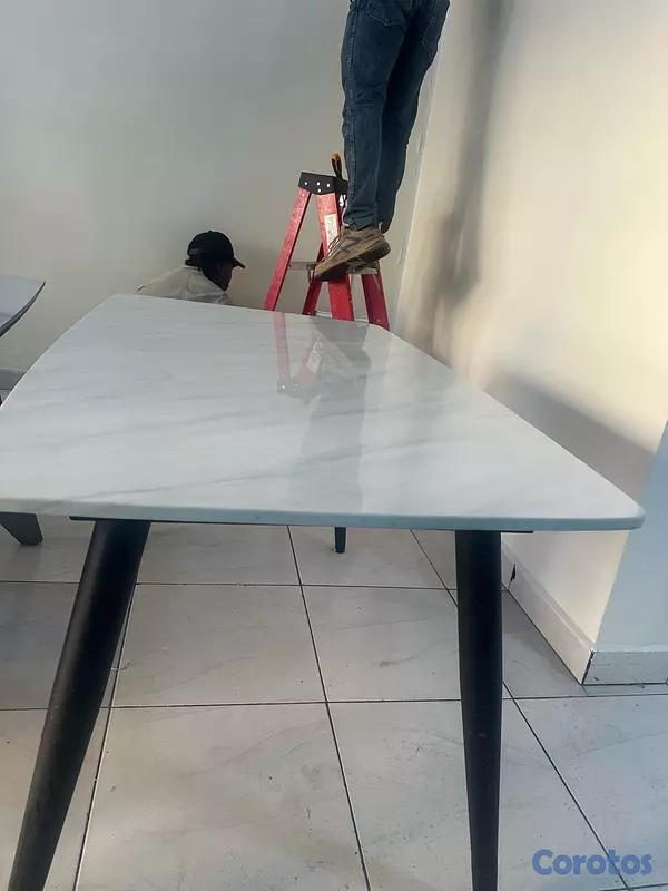 decoración y accesorios - Mesa moderna blanca tipo mármol con patas negras 2