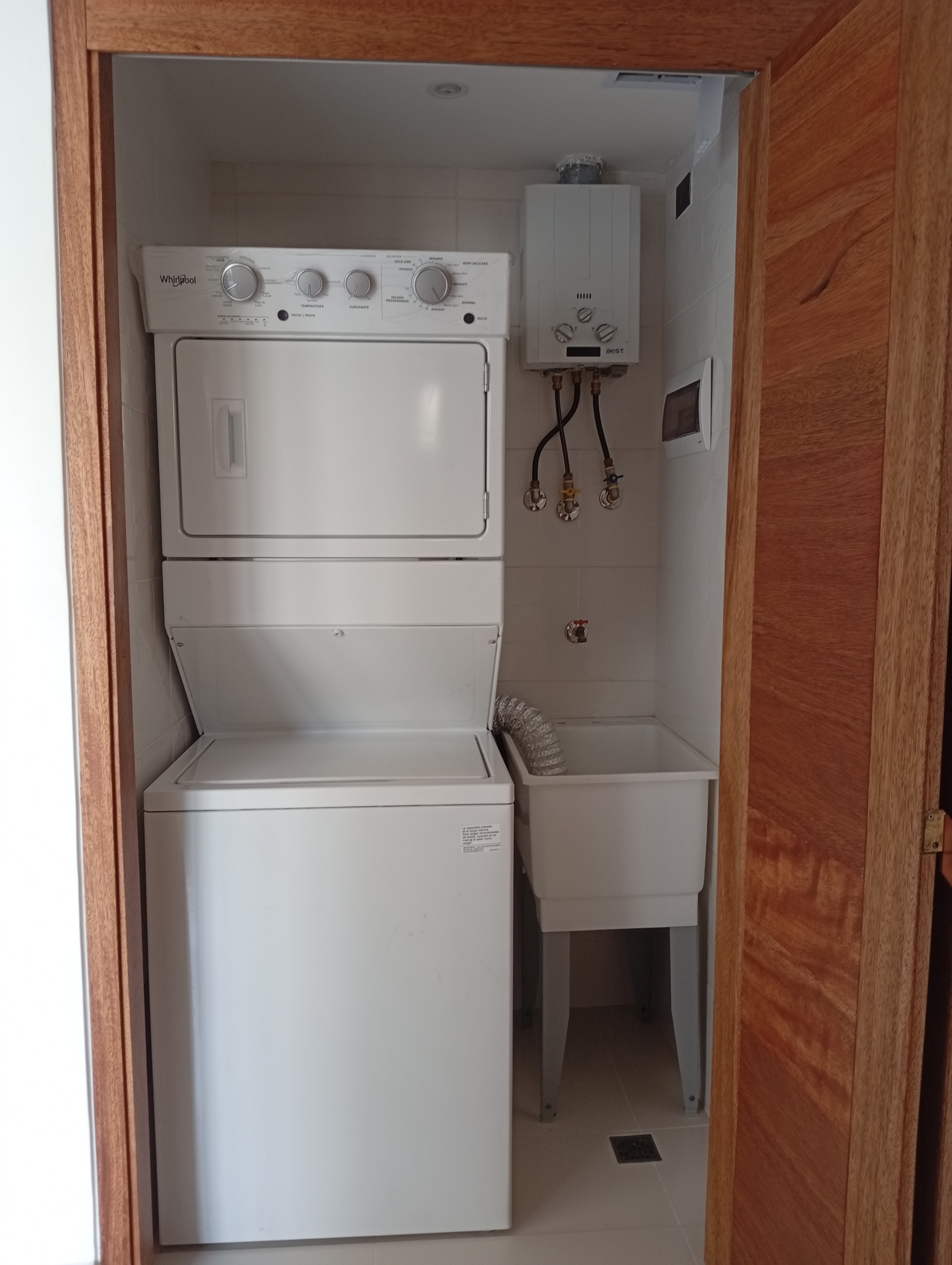 apartamentos - Rento apartamento con la línea blanca tiene 2 parqueos 2
