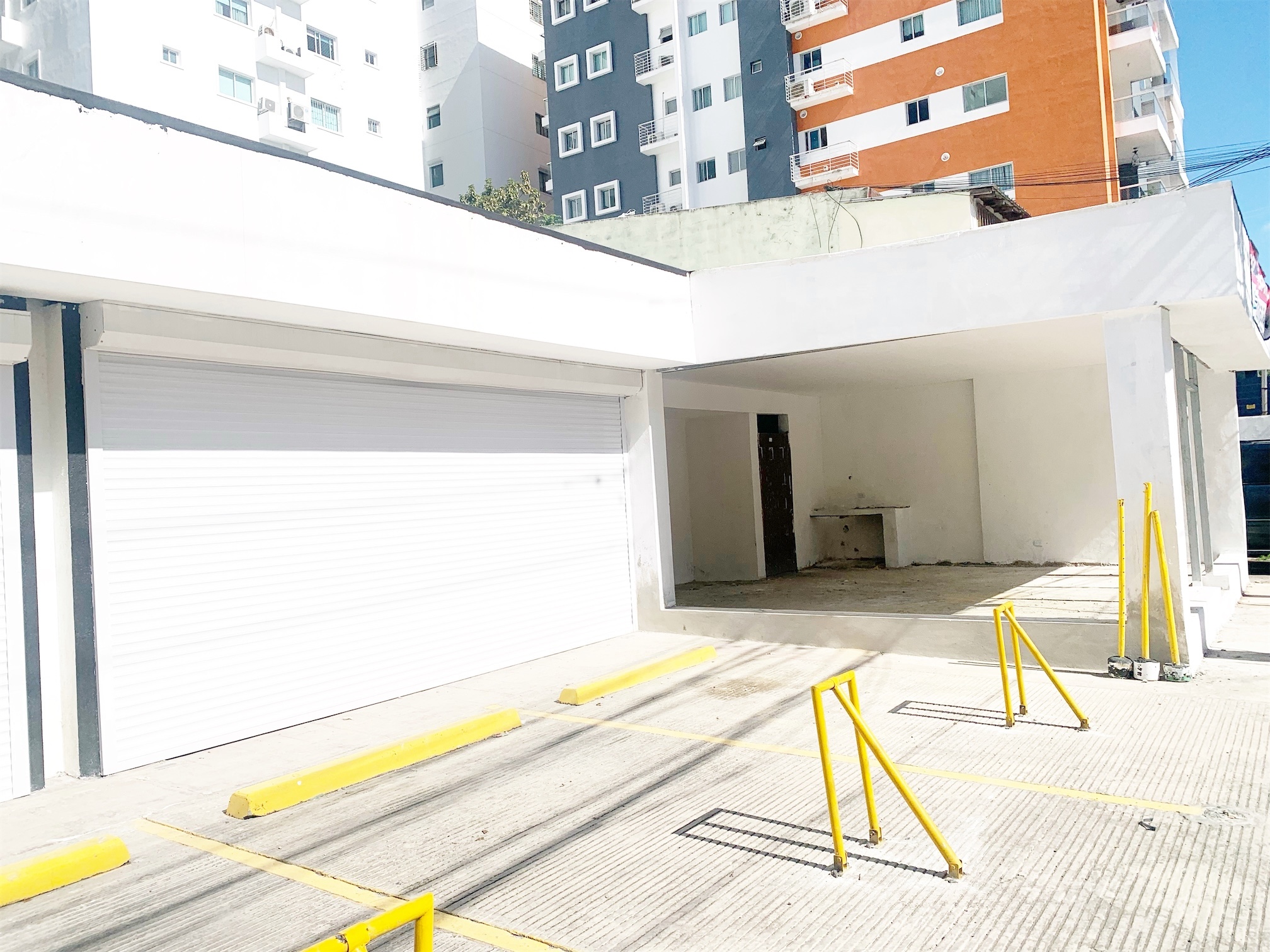 oficinas y locales comerciales - Local en Naco con terraza  2