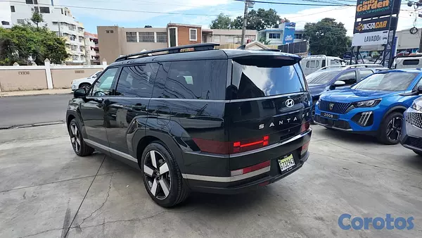 jeepetas y camionetas - HYUNDAI SANTA FE EP 2025 4