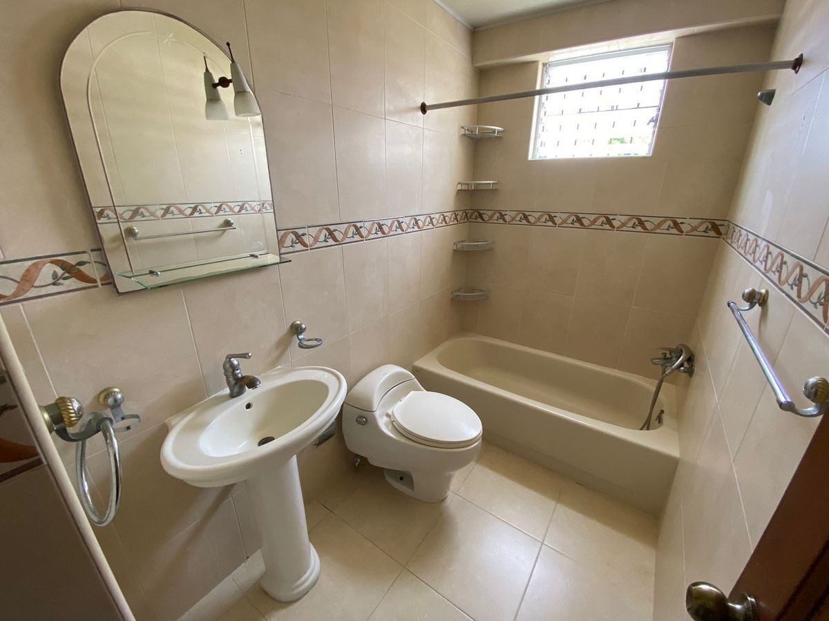 apartamentos - Alquiler de Apartamento vacio amplio en Urb Real🛑 8