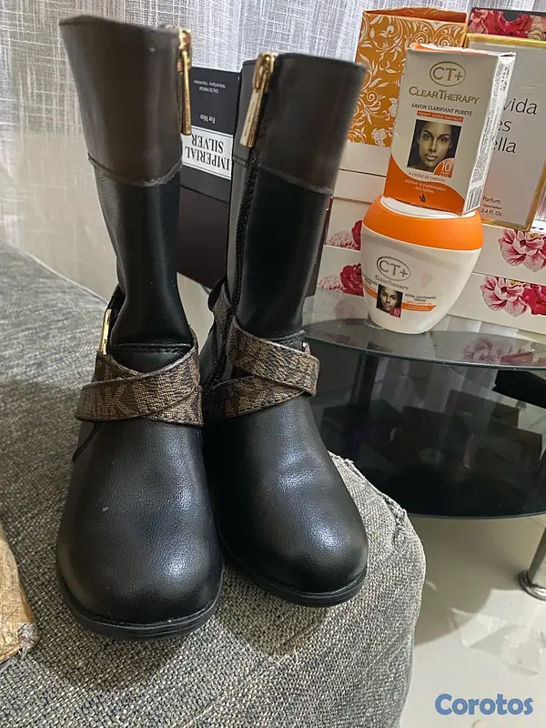 ropa y zapatos - Botas para una niña  3
