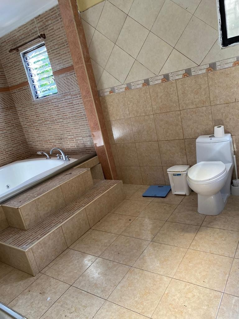 casas - Residencia de 2 Niveles en Los Laureles  4