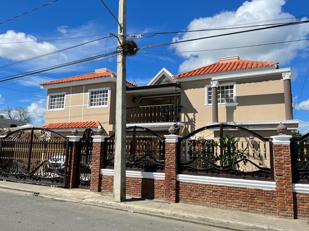 casas - Casa de 2 Niveles en San Francisco de Macorís 0