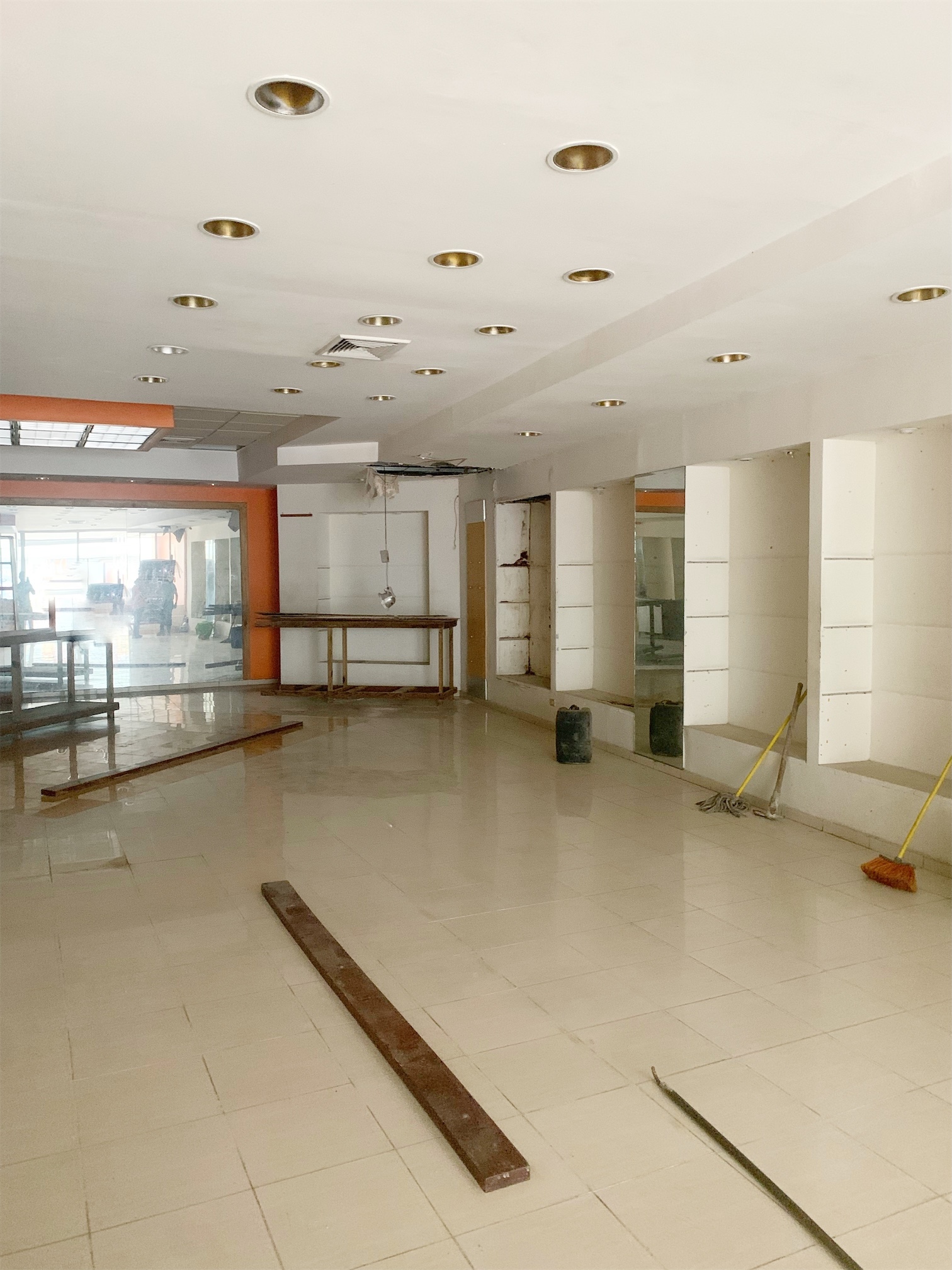 oficinas y locales comerciales - Local amplio en zona colonial 1