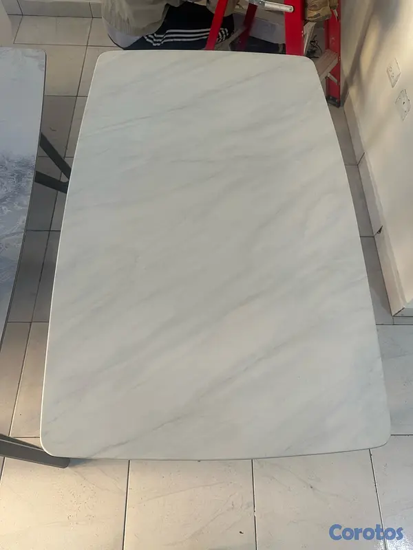 decoración y accesorios - Mesa moderna blanca tipo mármol con patas negras 3