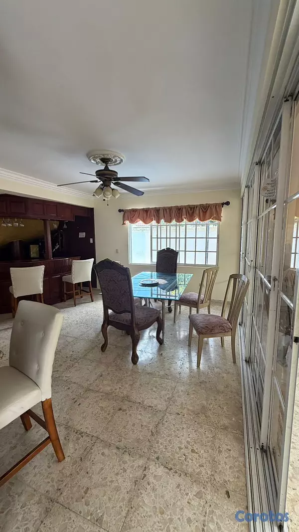 casas - Exclusiva Residencia en Baní | Piscina, Jardines y Amplios Espacios 8