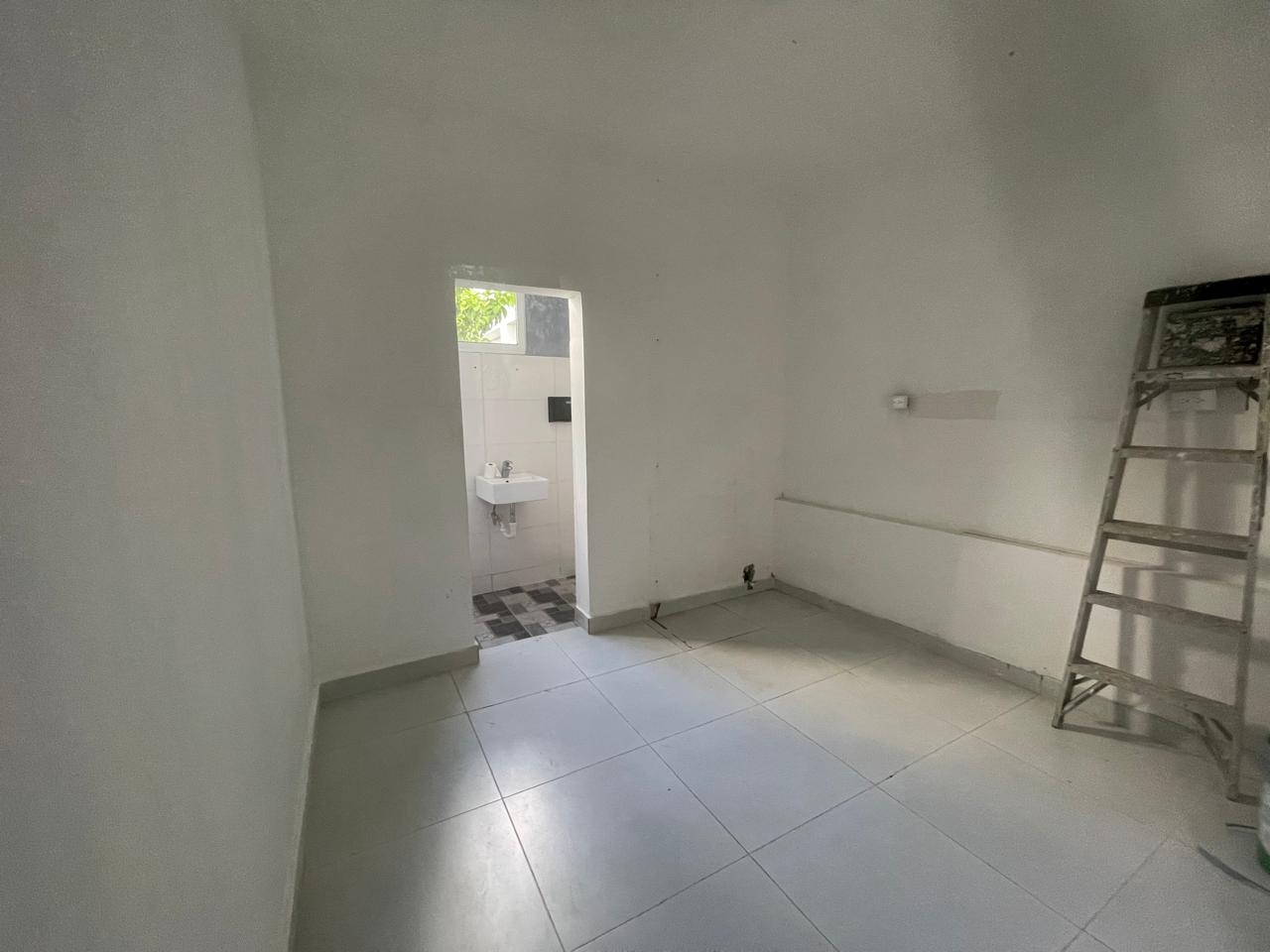 oficinas y locales comerciales - Local céntrico en los Prados 4