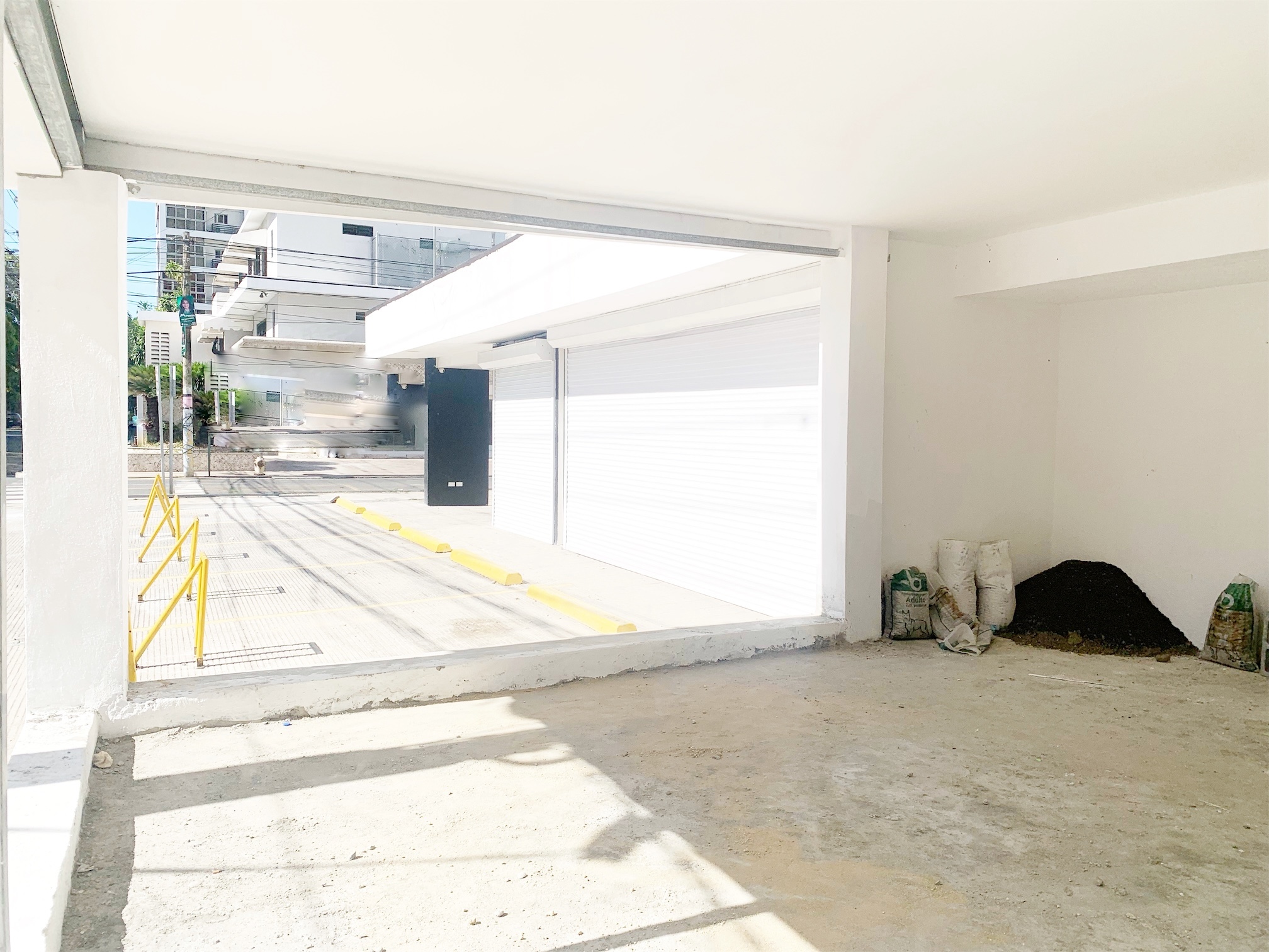 oficinas y locales comerciales - Local en Naco con terraza  6