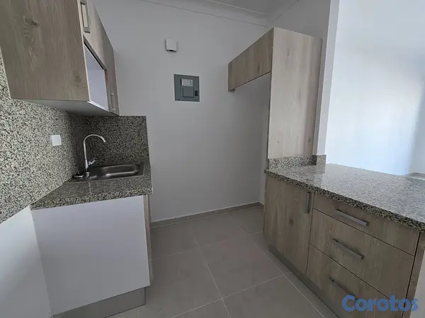 apartamentos - Alquiler apartamento vacio, ubicado en la mejor zo 6