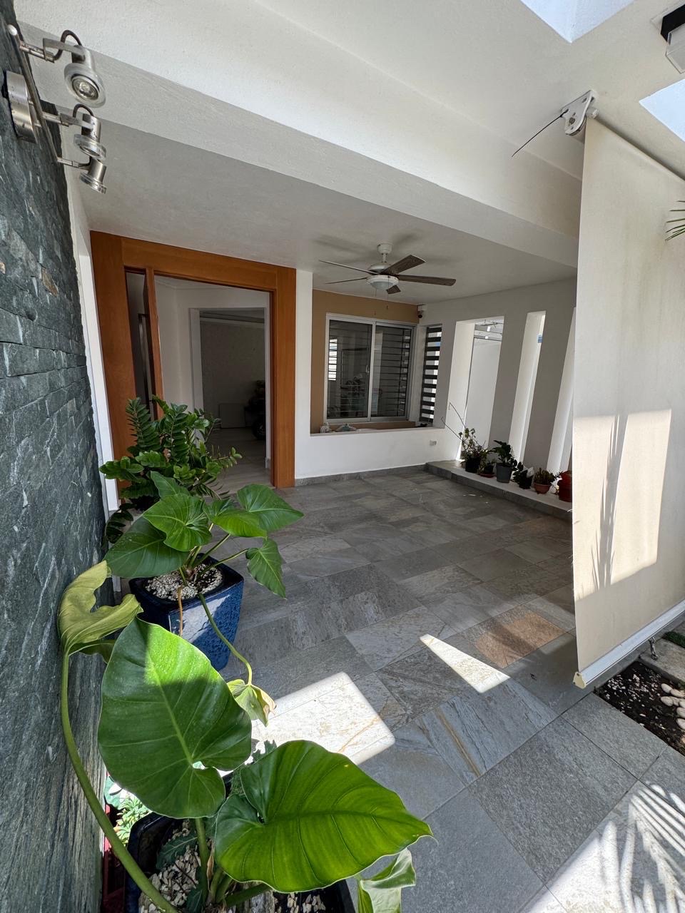casas - CASA EN VENTA EN SANTIAGO DE LOS CABALLEROS PRÓXIMO A LA 27 de febrero  2