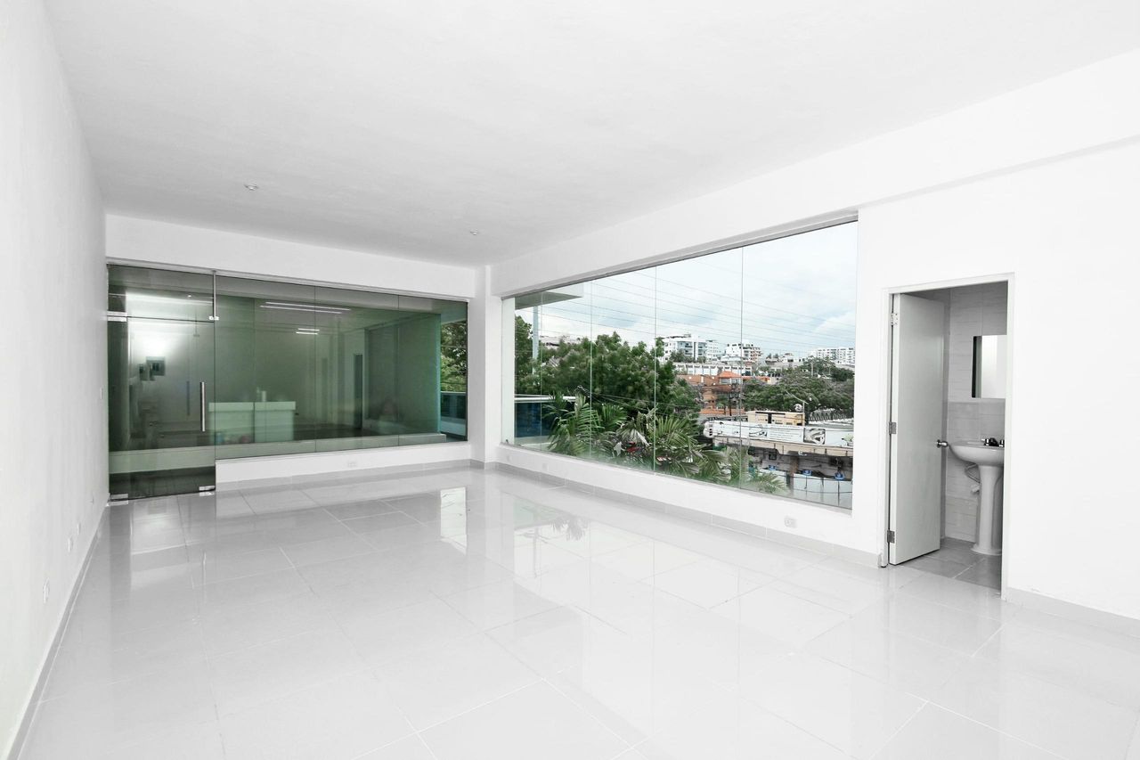 oficinas y locales comerciales - Alquiler de local en la Misma Av. Romulo Betancour