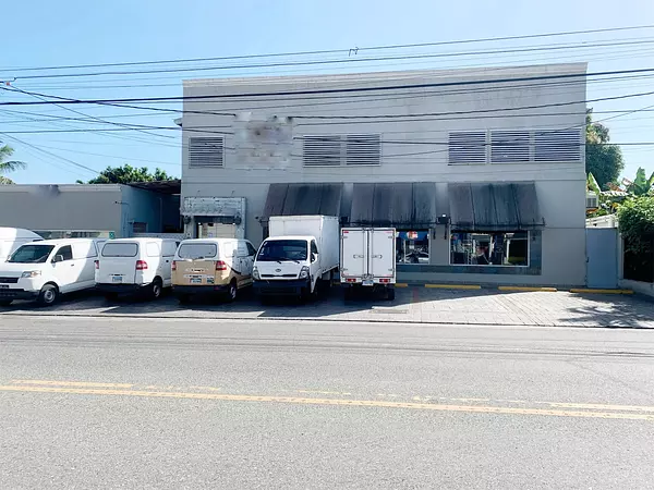 oficinas y locales comerciales - Local  con frente en cristal  céntrico 2