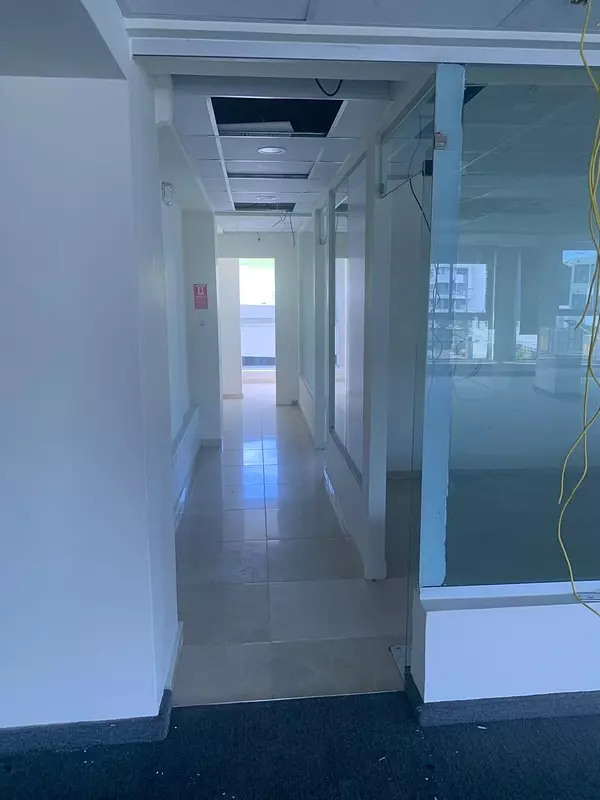 oficinas y locales comerciales - Alquiler amplio local 3er nivel plaza, Gazcue 5