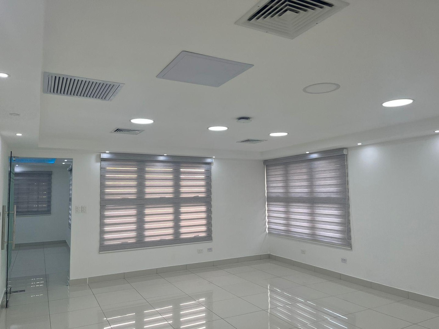 oficinas y locales comerciales - En Alquiler Local de Oficina en los prados Segundo Nivel con 150m2 y 3 parqueos  2