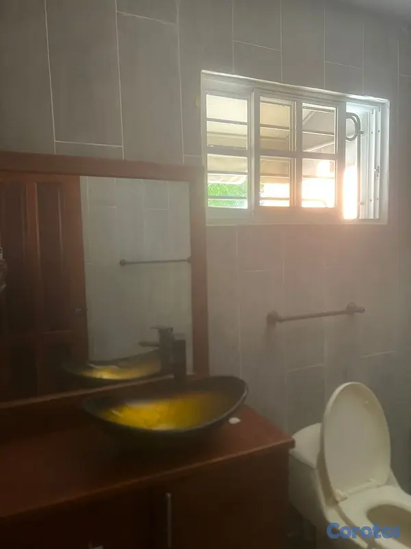casas - Casa de dos niveles en venta en zona tranquila y r 10