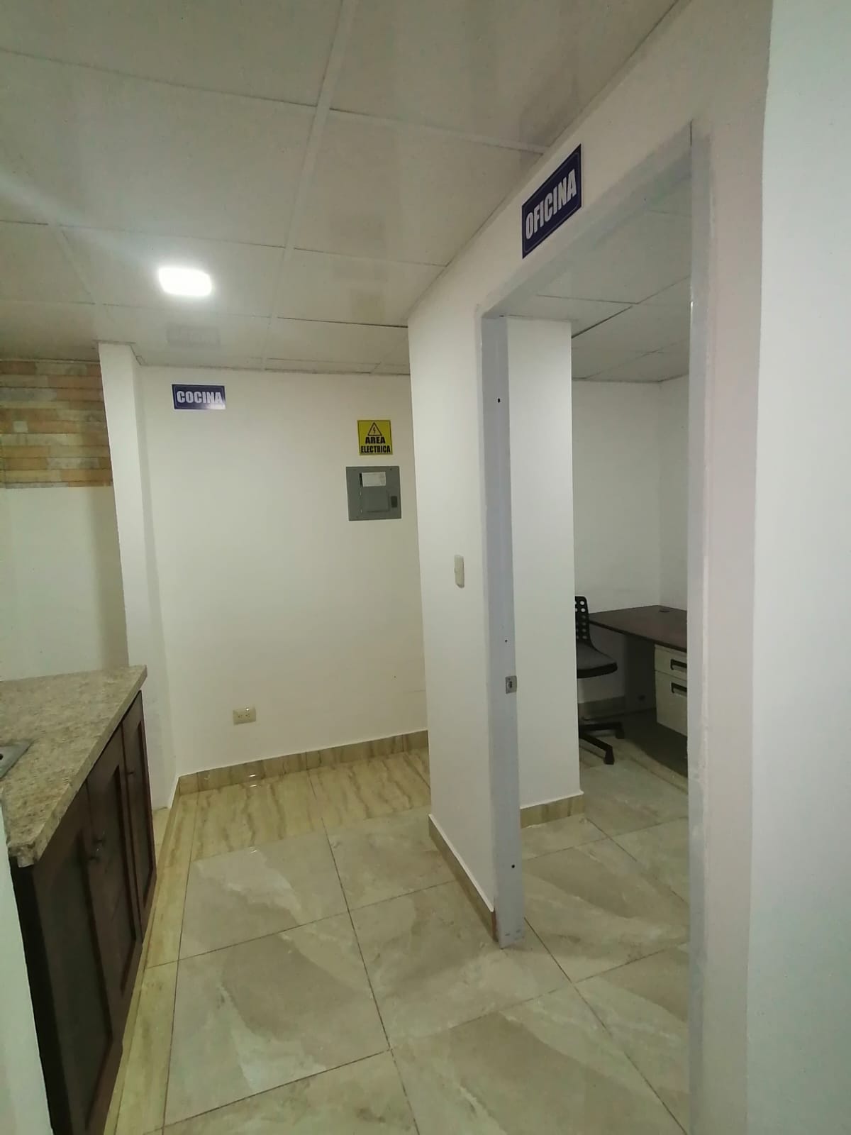 oficinas y locales comerciales - LOCAL EN VENTA 503 MTS , con dos Aptos atras 8.8mm 4