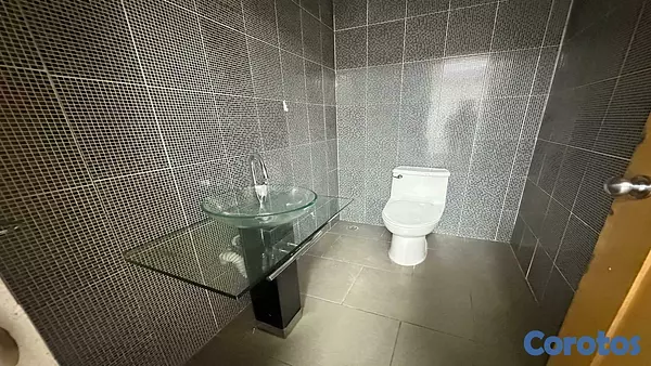 oficinas y locales comerciales - Local amplio para Oficina en Primer Piso en los Restauradores 10
