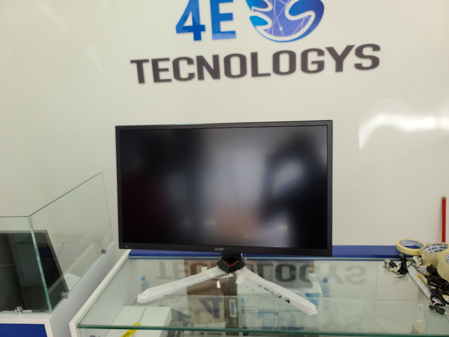 computadoras y laptops - Monitor Acer 27 4K iPS 144Hz 1ms HDR400 G-SYNC Y FREESYNC Quantum Dot Audio  4