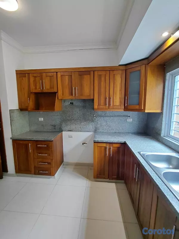 apartamentos - alquiló segundo nivel Evaristo Morales tres habitaciones 2.5 baños dos parqueos  11