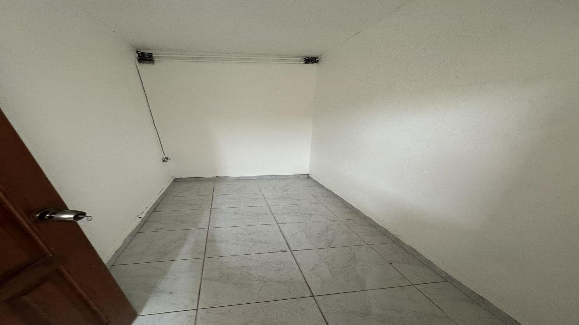 oficinas y locales comerciales - Alquilo local comercial en 1er nivel con 3 parqueos 5