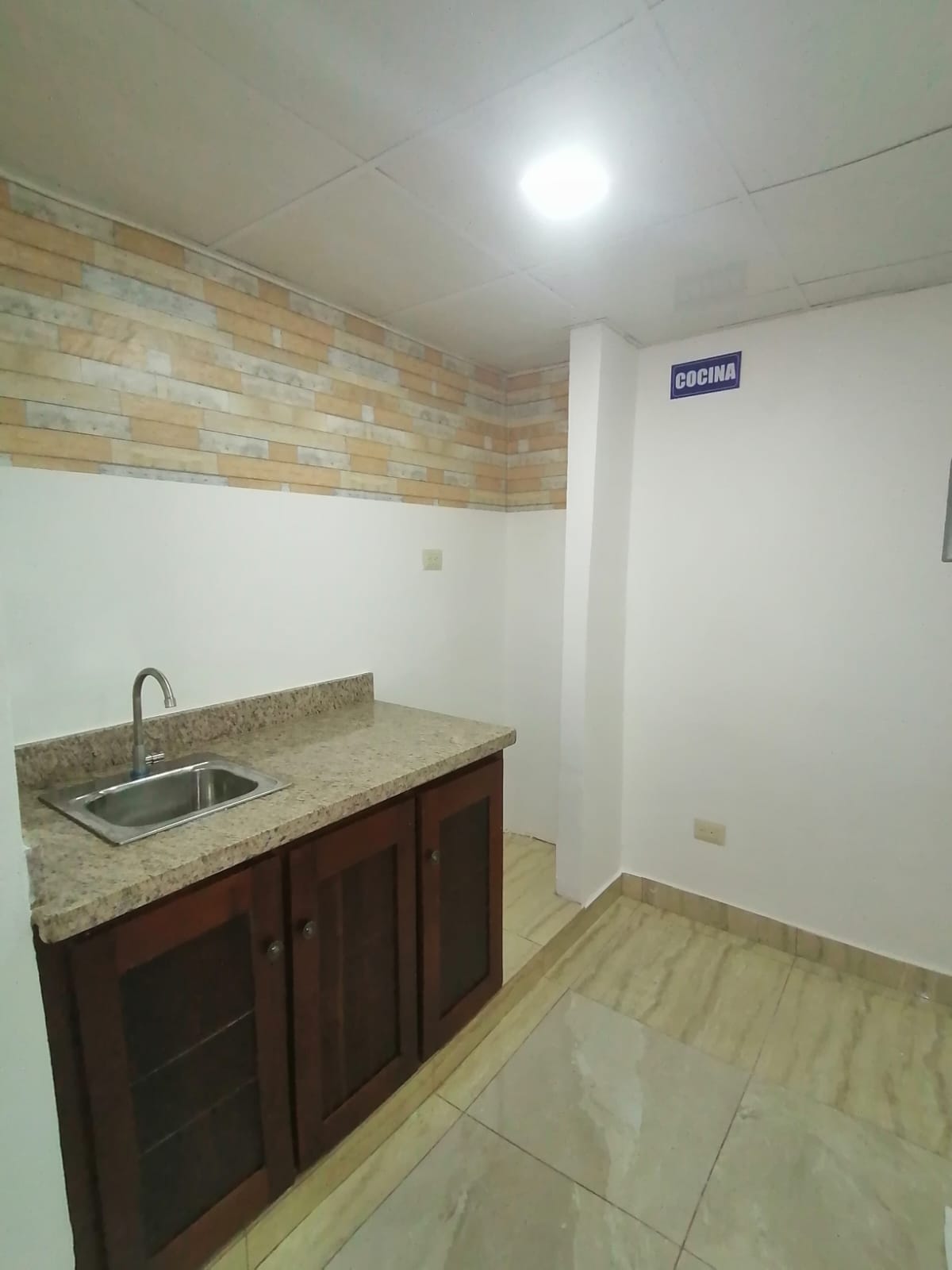 oficinas y locales comerciales - LOCAL EN VENTA 503 MTS , con dos Aptos atras 8.8mm 5