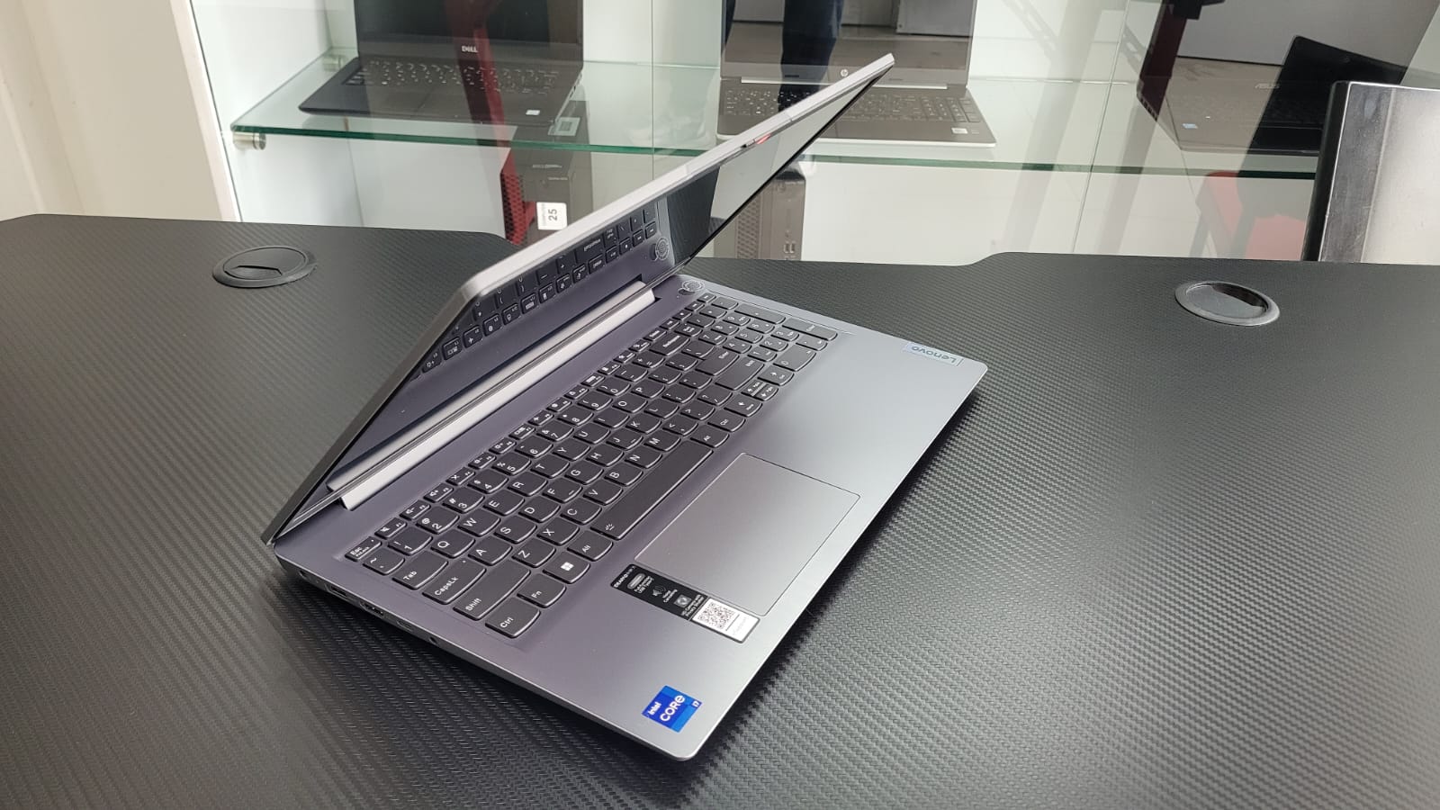 computadoras y laptops - Laptop Lenovo TOUCH core I7 12VA 8GB 512 15.6 PLG 0