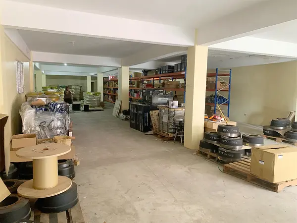 oficinas y locales comerciales - Local céntrico y amplio  9