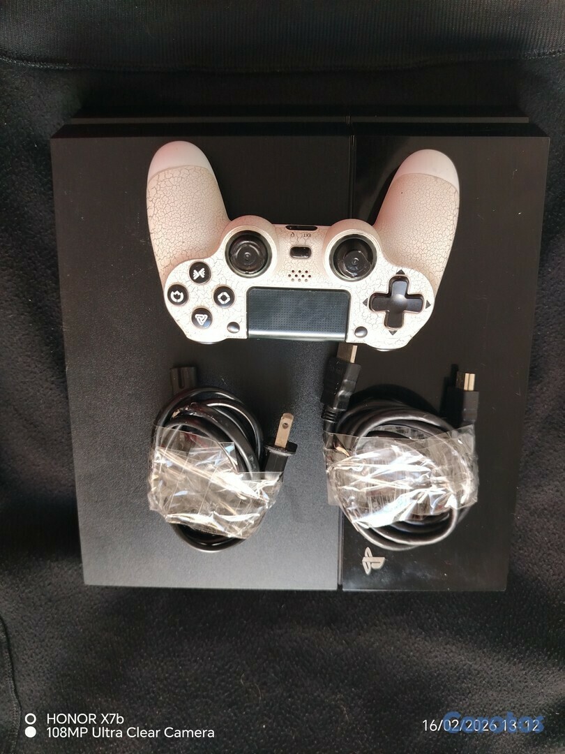 consolas y videojuegos - Play 4 fat con hdmi disco de gta 5 incluido con su cable de poder 10k negociable 1