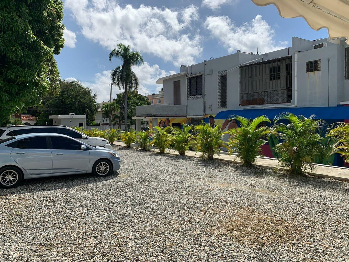 casas - Casa para uso comercial de 500 m2 de construcción y 1500 m2 de solar. Alquiler 1