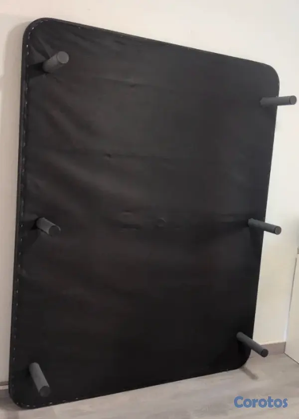 muebles y colchones - Se vende base de cama 135cm  en color negro, con diseño moderno y resistente.  3