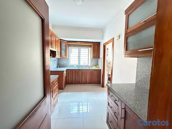 apartamentos - vendo Evaristo Morales tres habitaciones 2.5 baños dos parqueos balcón servicio  3