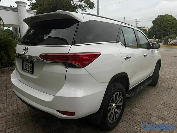 jeepetas y camionetas - Toyota fortuner 2017 4