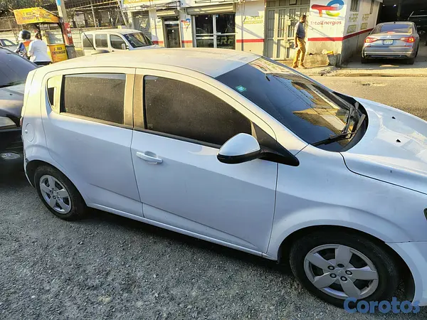 carros - Chevrolet Sonic 2015 4