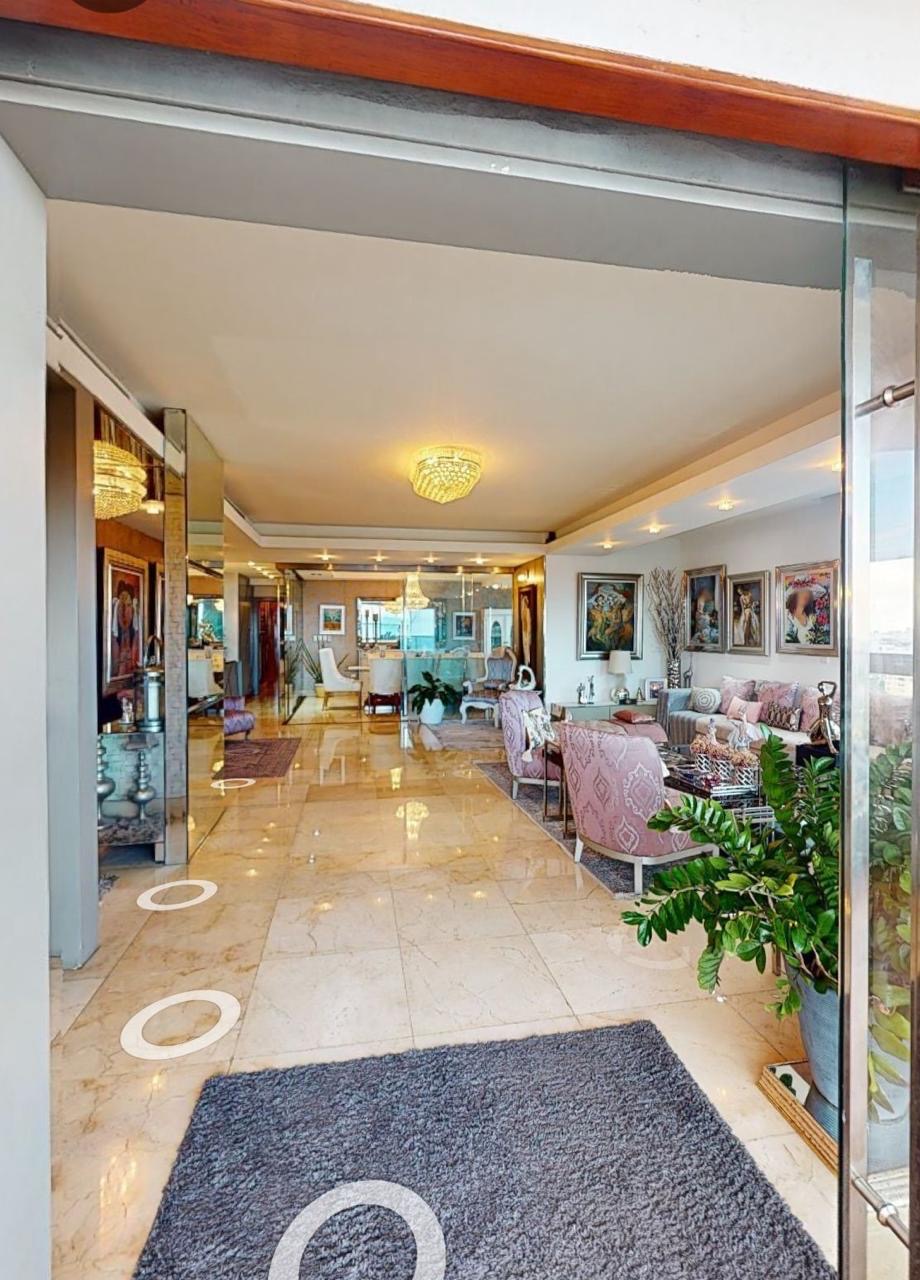 apartamentos - Vendo Los Cacicazgos, Esta propiedad  de 340m² en  5