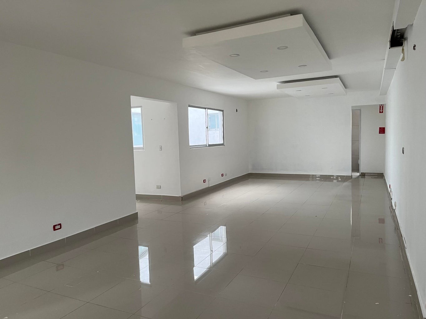 oficinas y locales comerciales - Oficina ubicada en excelente Zona, se encuentra en el SEGUNDO NIVEL 3