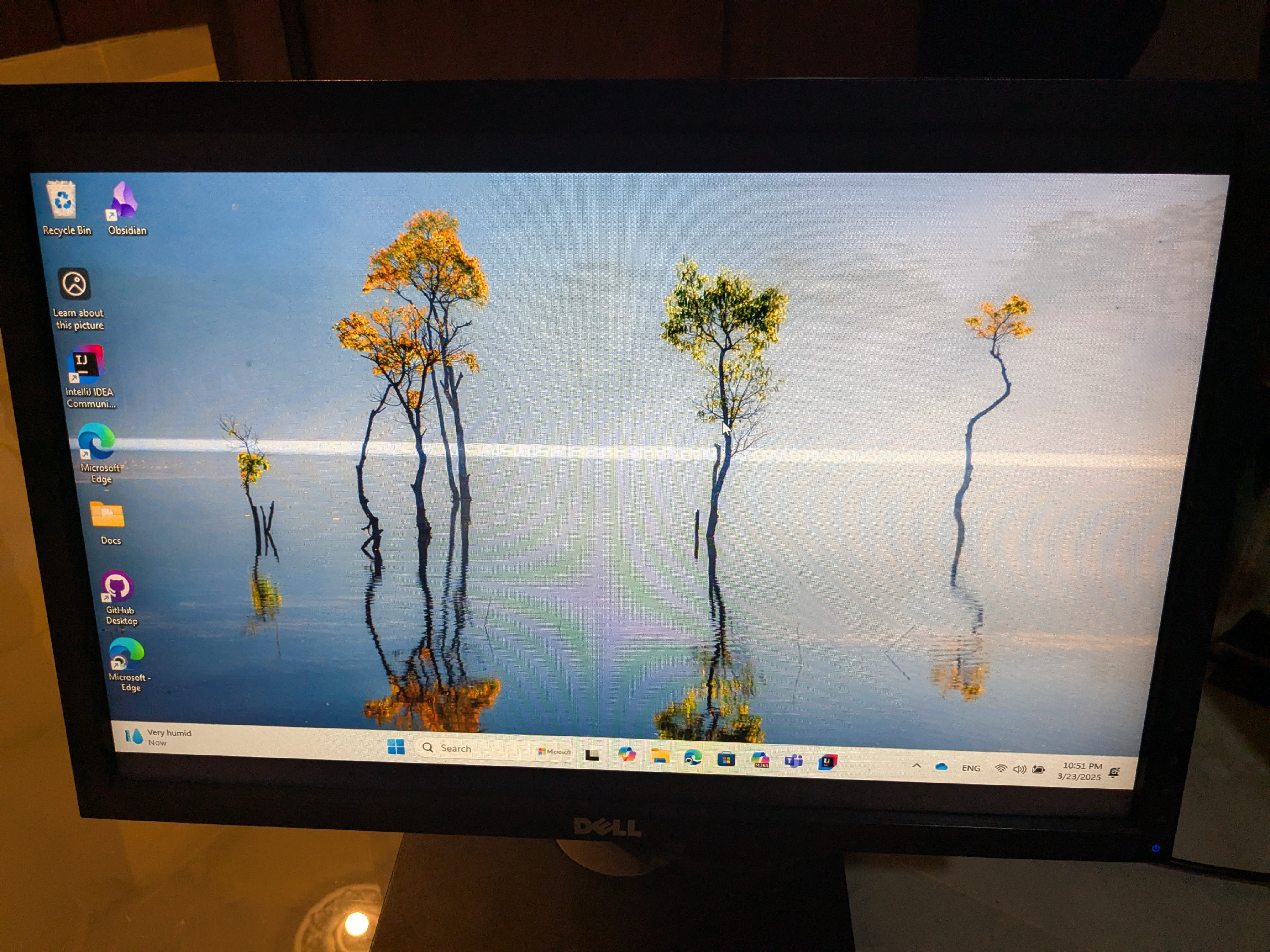 computadoras y laptops - Monitor Dell en buen estado  0