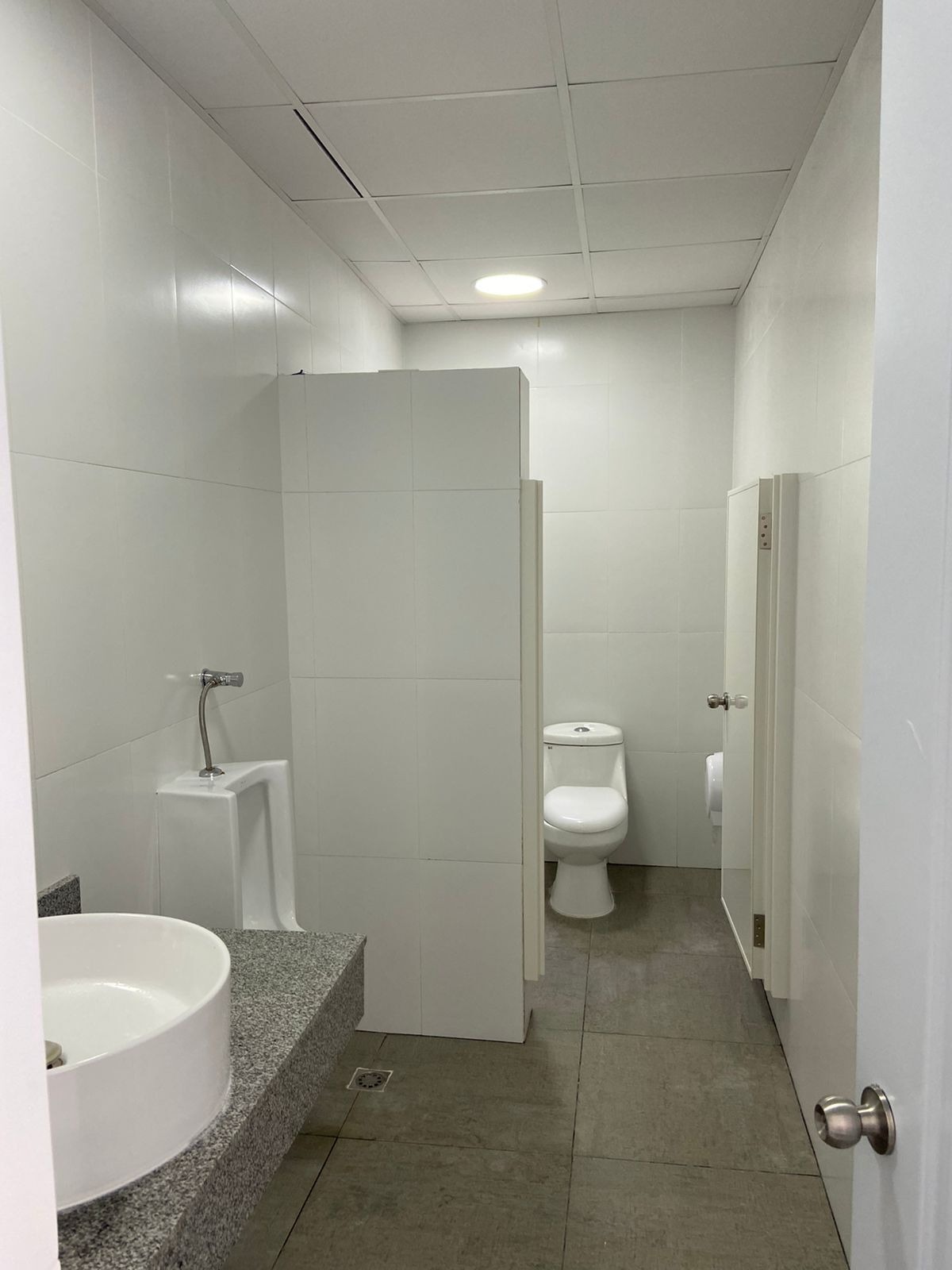 oficinas y locales comerciales - Alquilo local  2do piso 35 mts en los prados  5