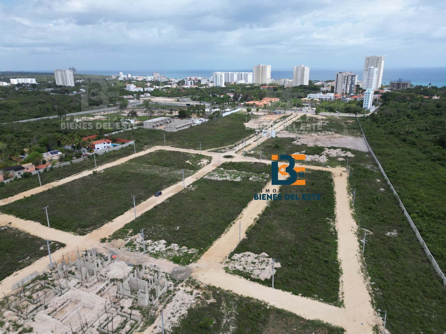 solares y terrenos - Se Vende Solar con 401 Metros de Esquina en Juan Dolio, San Pedro de Macoris. 2