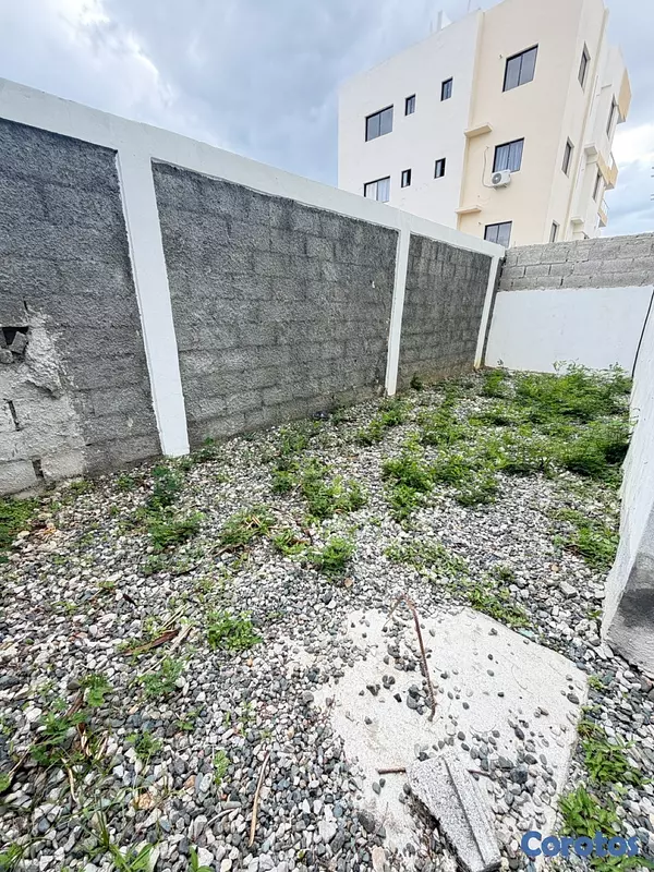 apartamentos - venta de apartamento primer piso con patio en la autopista de san isidro  3